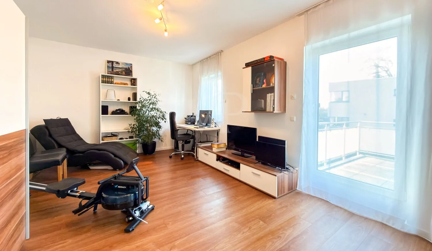 Schlafzimmer 2 im Obergeschoss mit Balkon