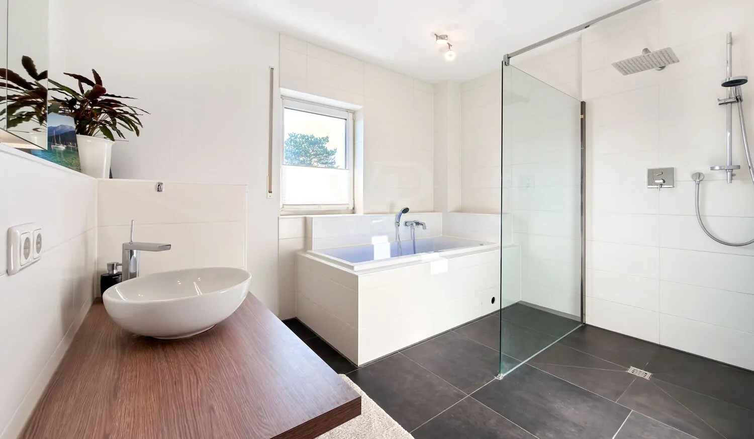 Masterbad mit Whirlpool-Badewanne und ebenerdiger Dusche