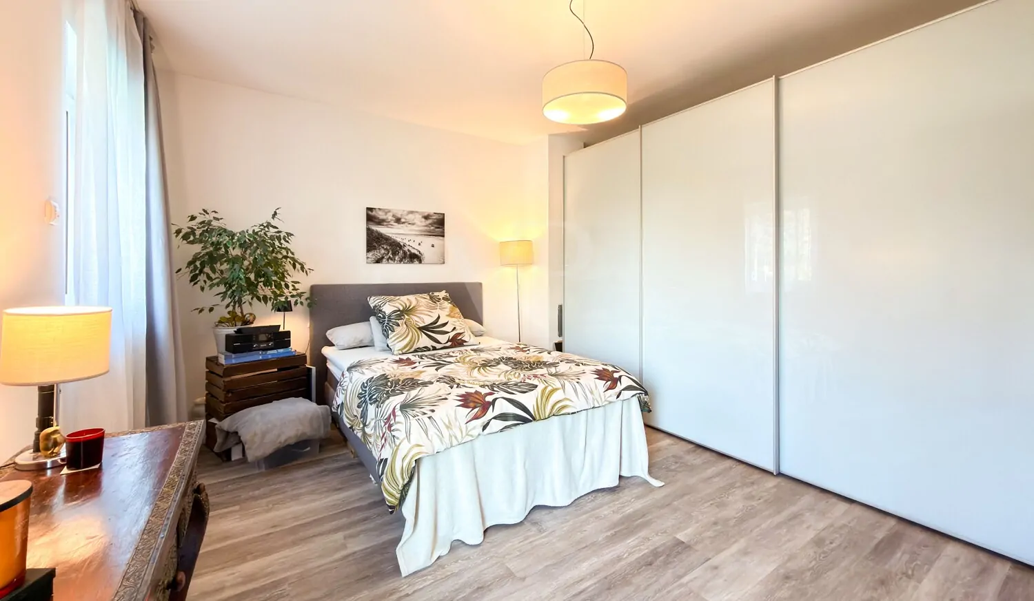 Schlafzimmer 1 im Obergeschoss mit Balkon