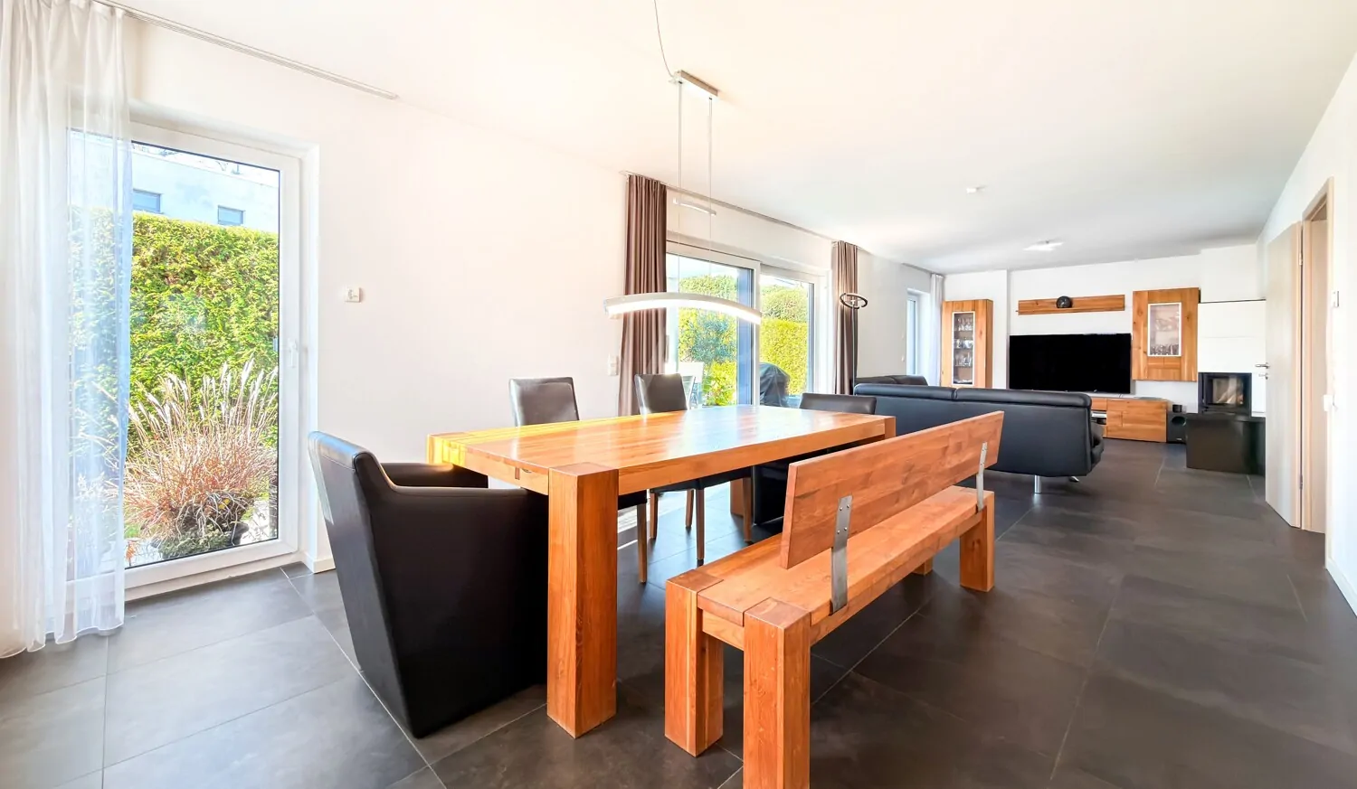 Wohn- und Essbereich mit Terrassenzugang