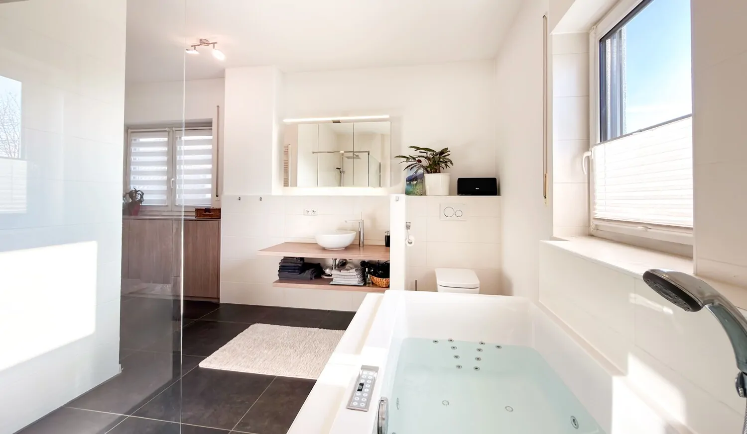 Masterbad mit Whirlpool-Badewanne und ebenerdiger Dusche