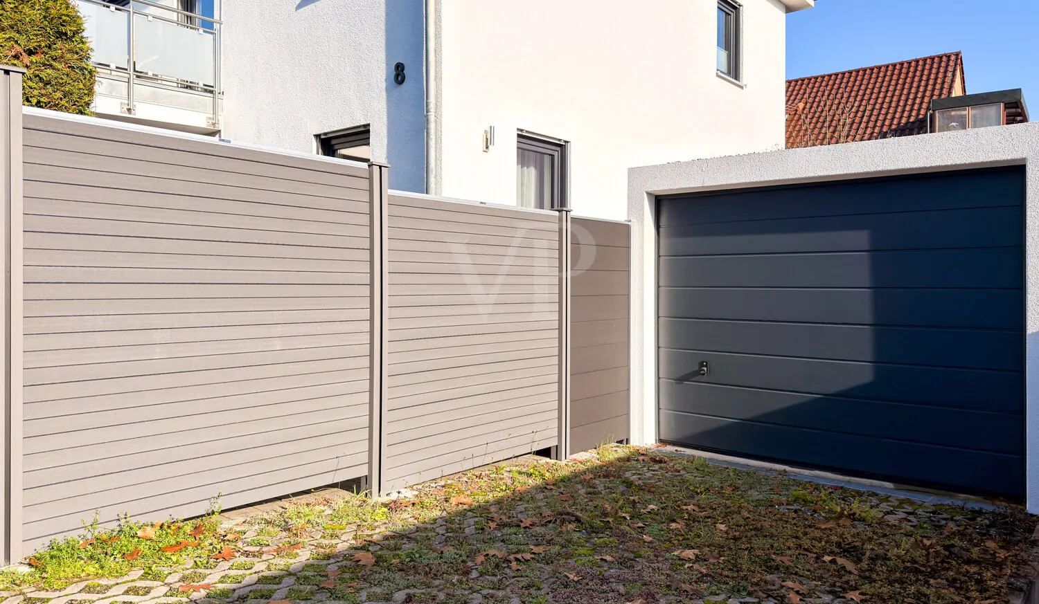 Garage und Stellplätze