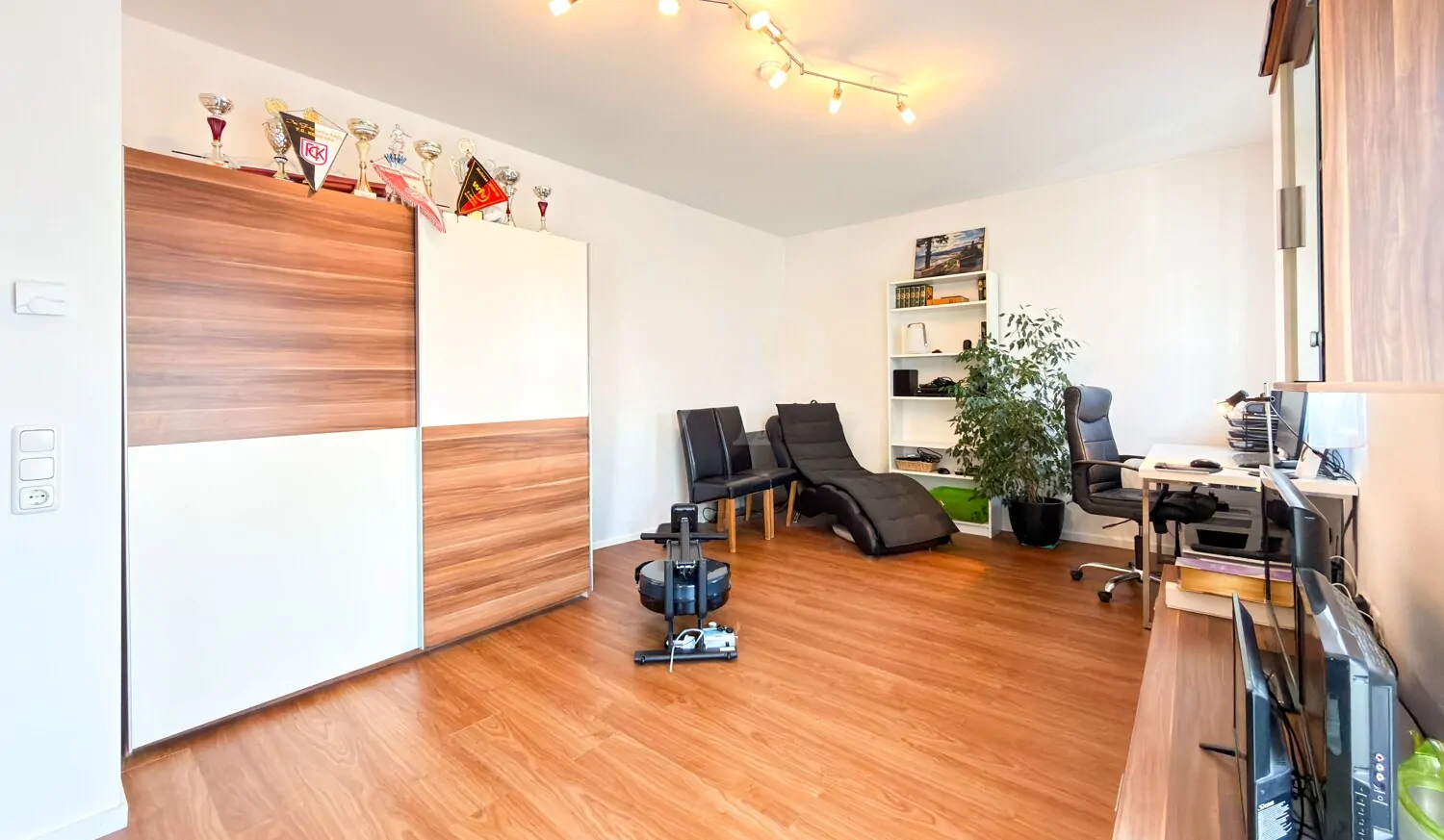 Schlafzimmer 2 im Obergeschoss mit Balkon