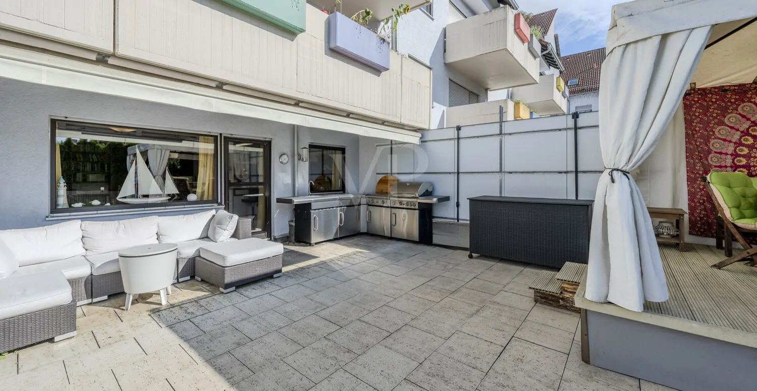 Terrasse mit Outdoor-Küche