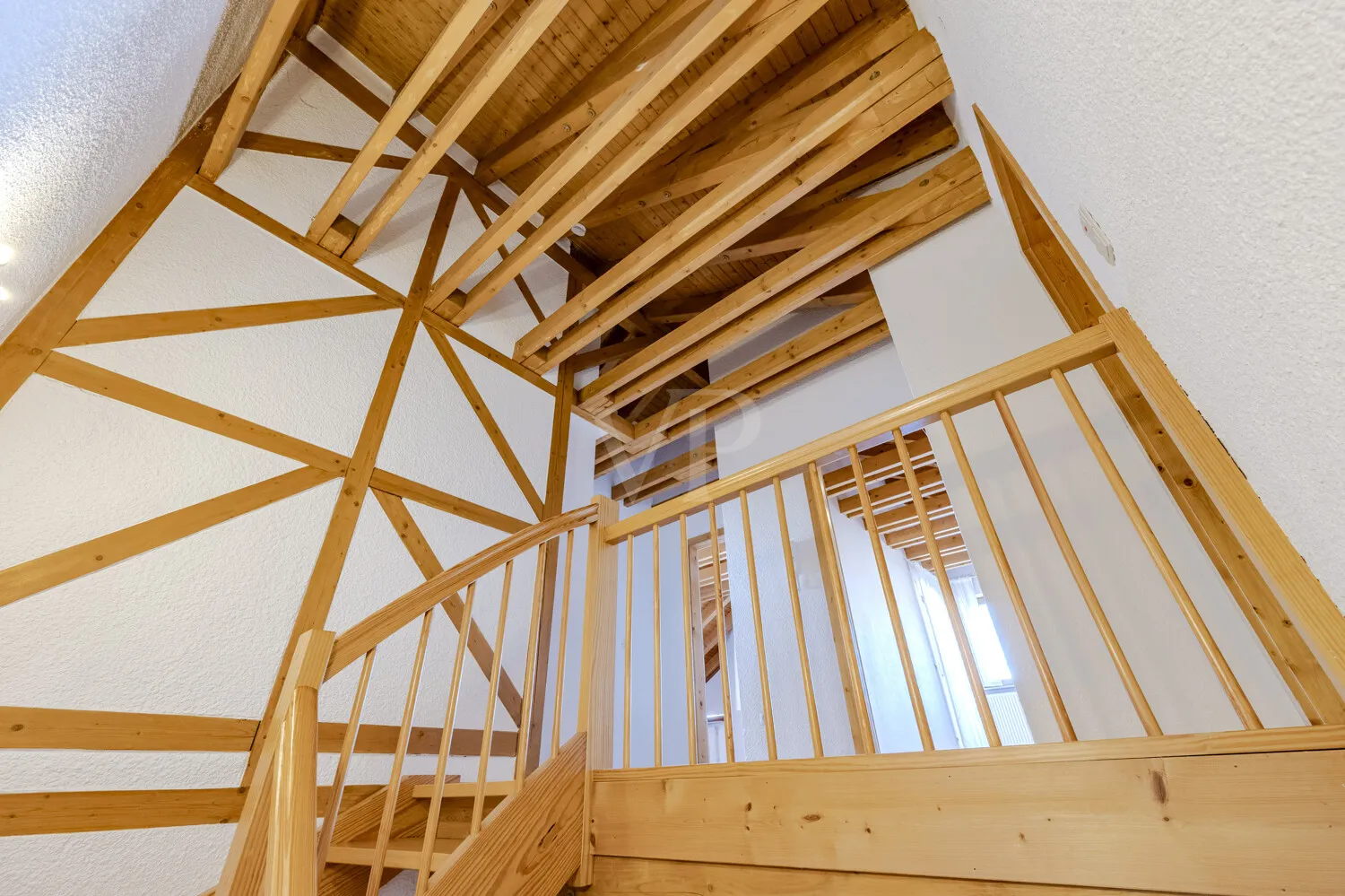 Offene Holzbalkendecke im Obergeschoss