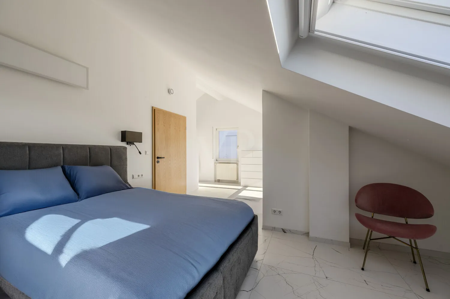 Schlafzimmer 2 mit Loggia im Dachgeschoss