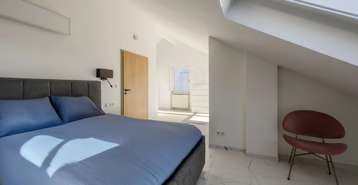 Schlafzimmer 2 mit Loggia im Dachgeschoss