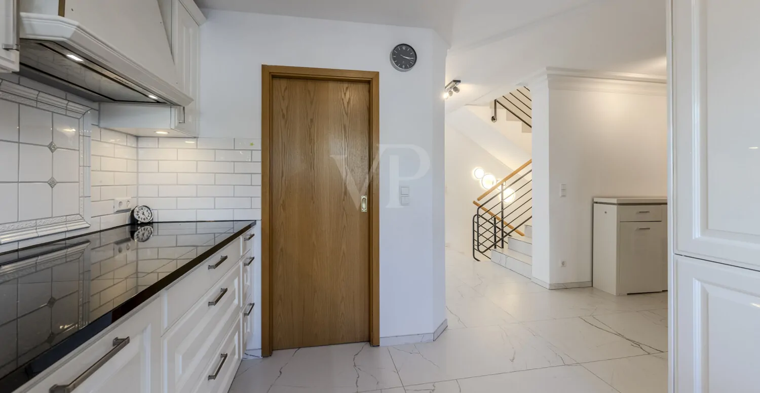 Offene Küche mit Speisekammer