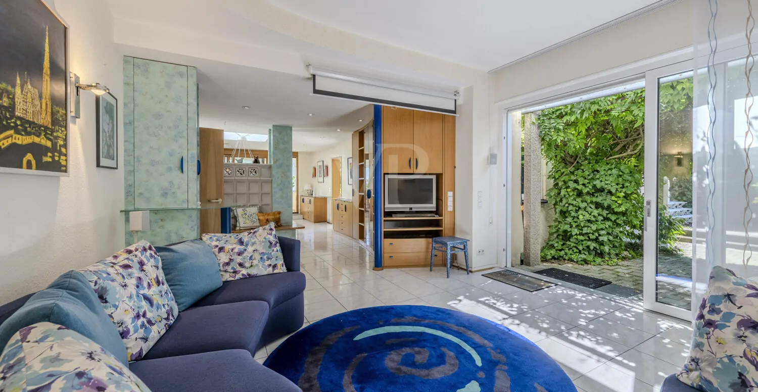 Wohnbereich mit Zugang zur Terrasse