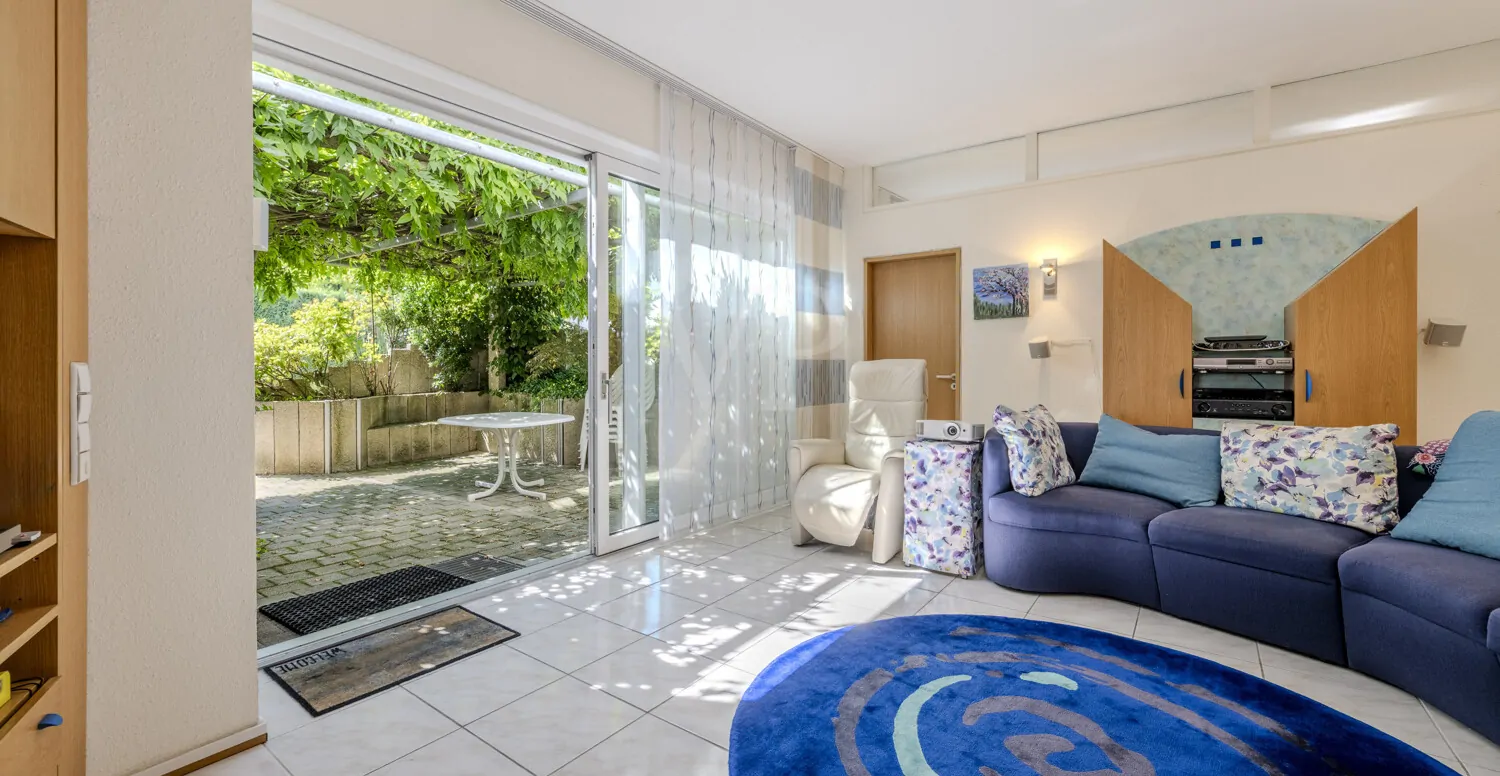 Wohnbereich mit Zugang zur Terrasse