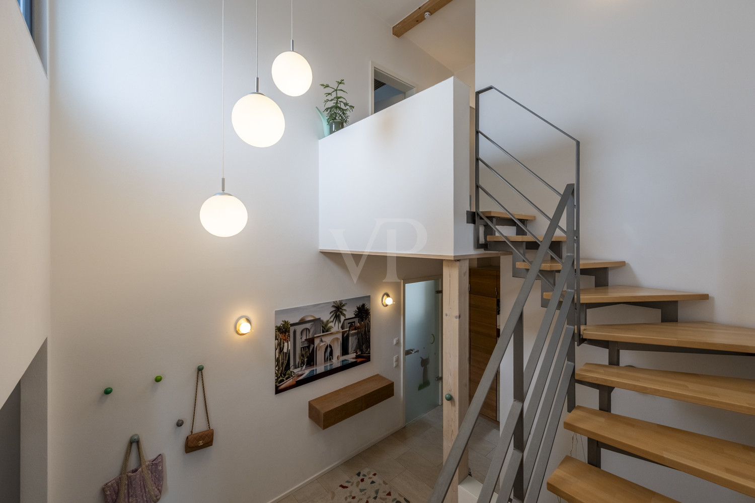 Treppenaufgang mit offener Galerie
