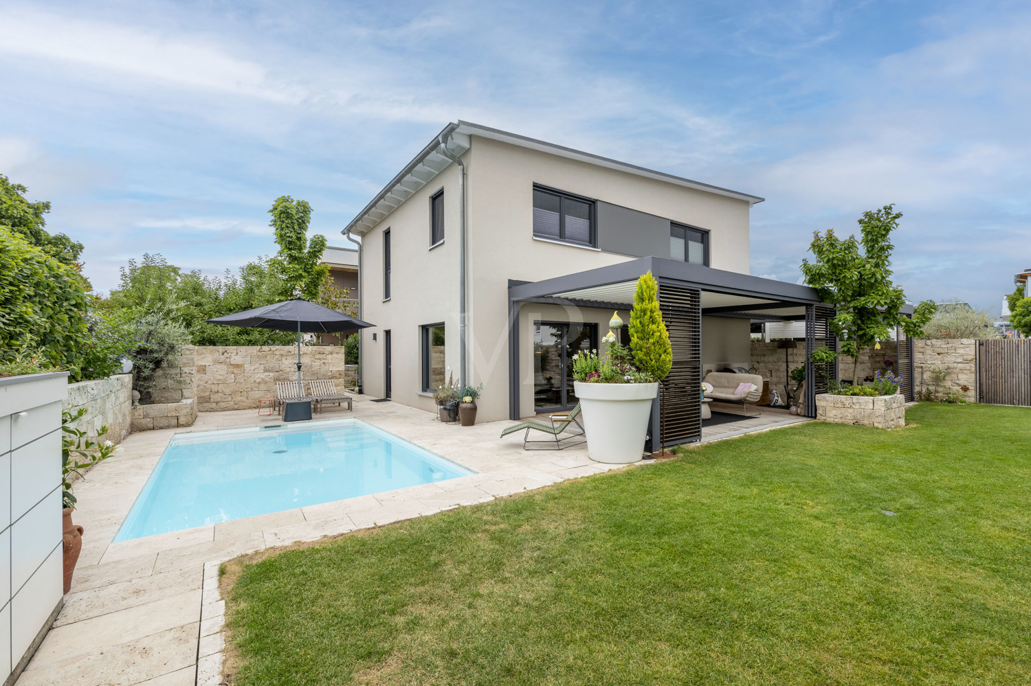 Hausansicht mit Garten