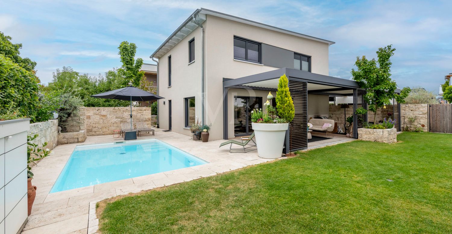 Hausansicht mit Garten