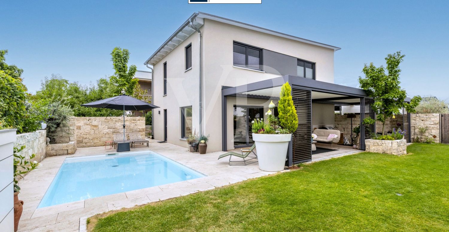 Hausansicht mit Garten