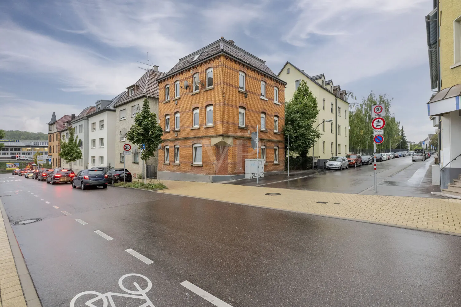 Modernized old building flair: Spacious 3.5-room apartment with charm!