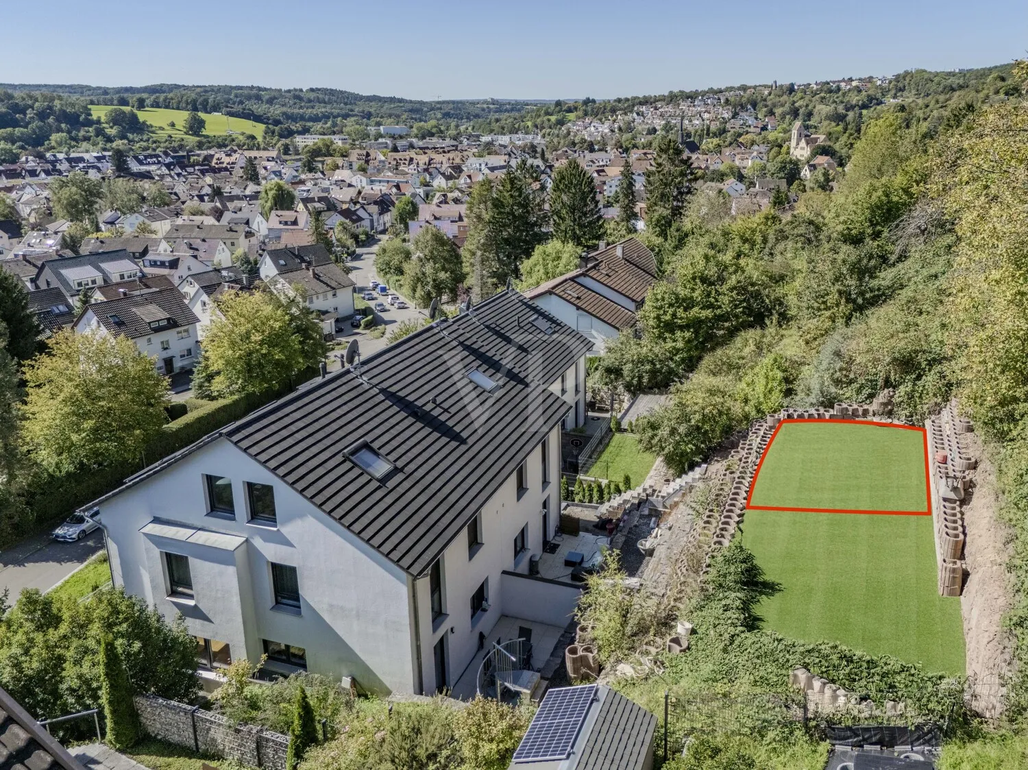 Hausansicht mit Gartenanteil