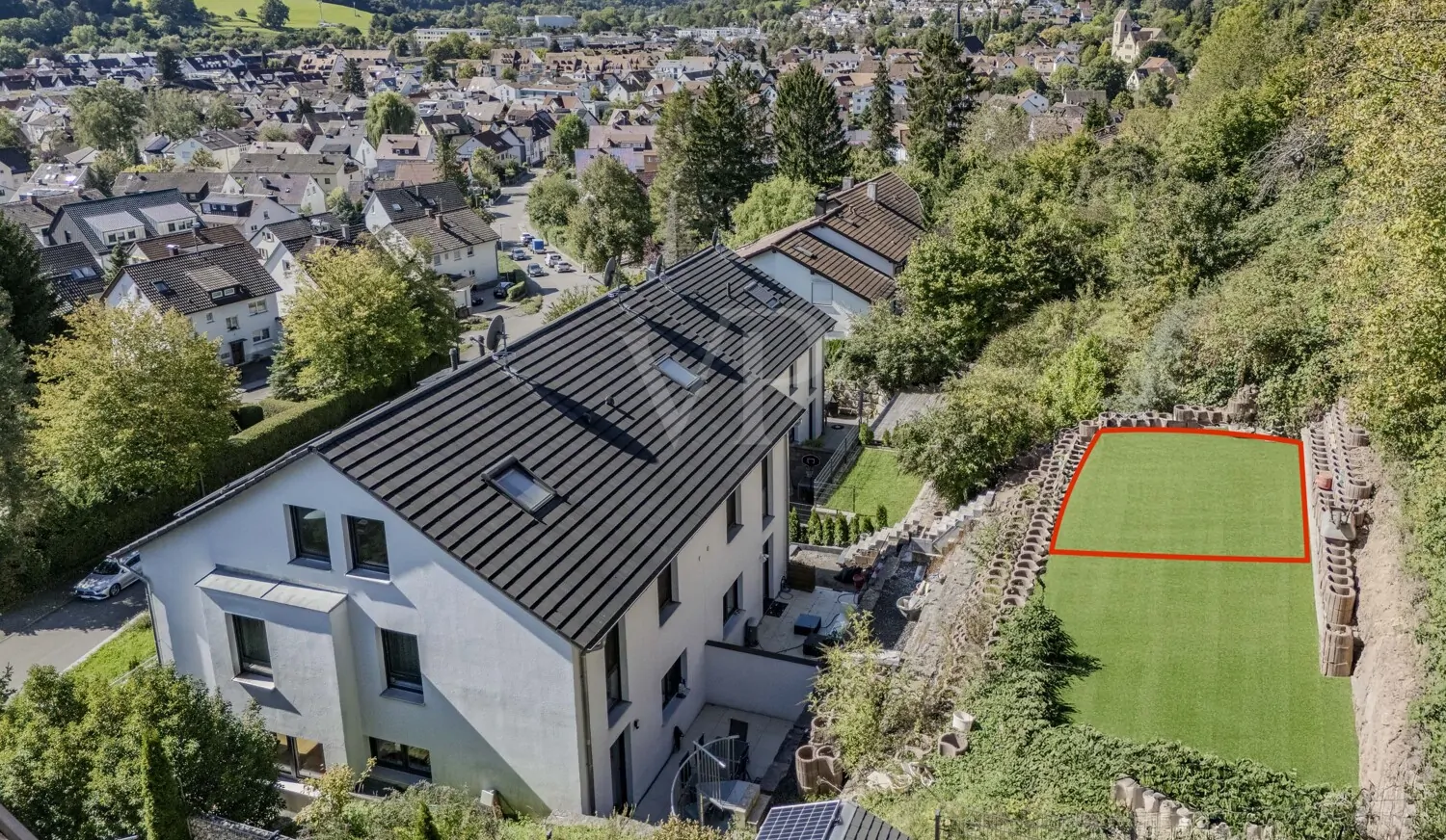 Hausansicht mit Gartenanteil