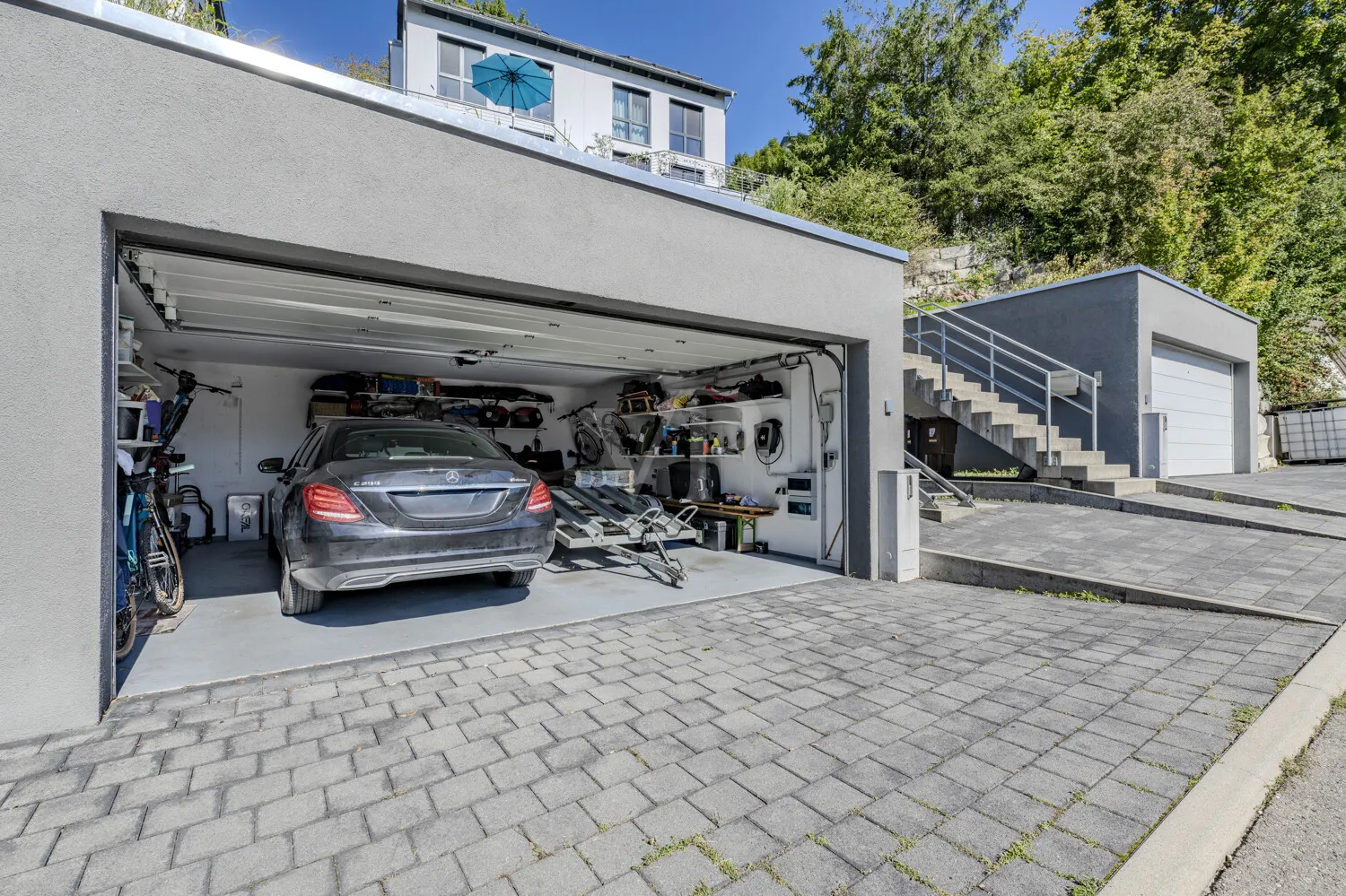 Doppelgarage und Stellplatz