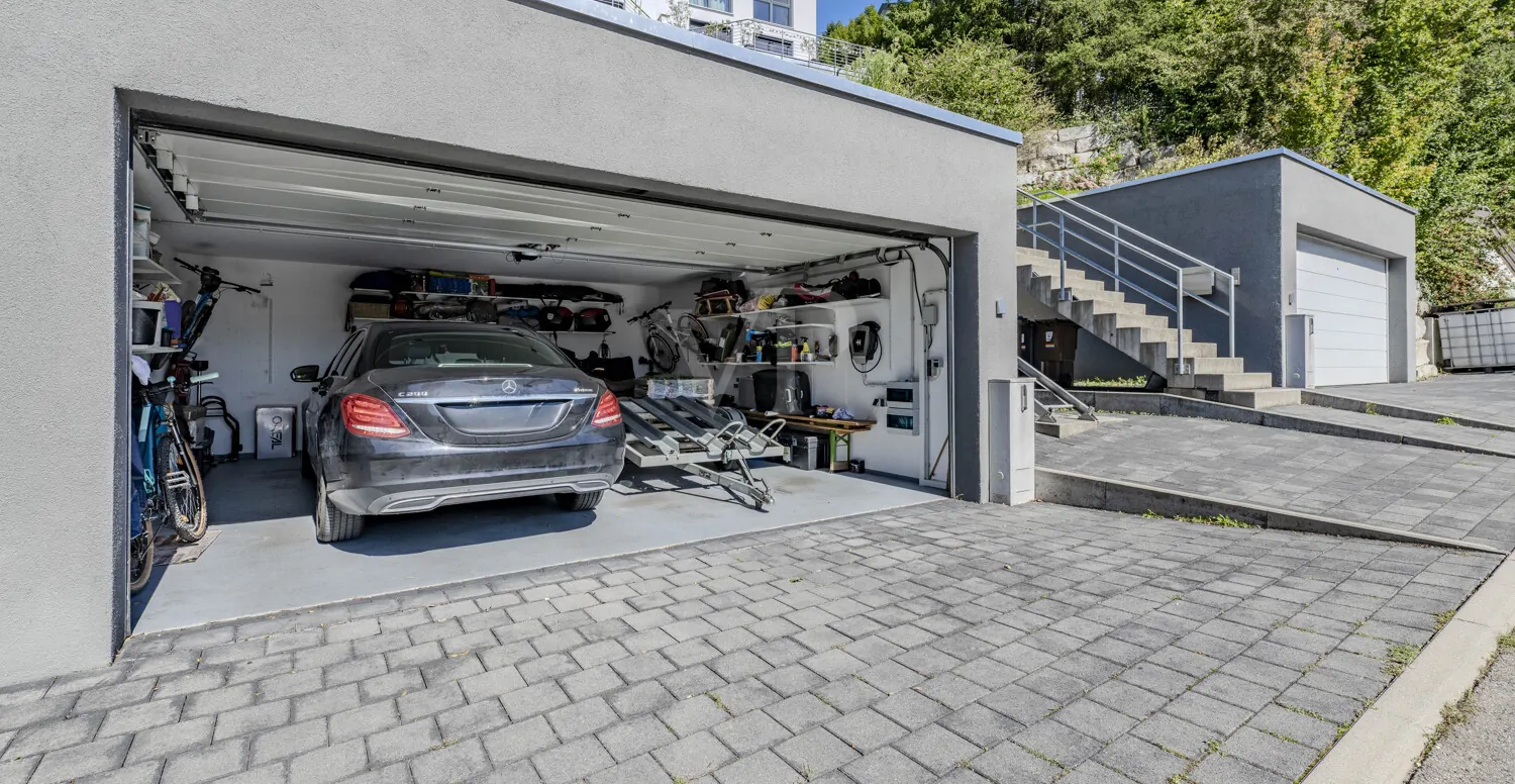 Doppelgarage und Stellplatz