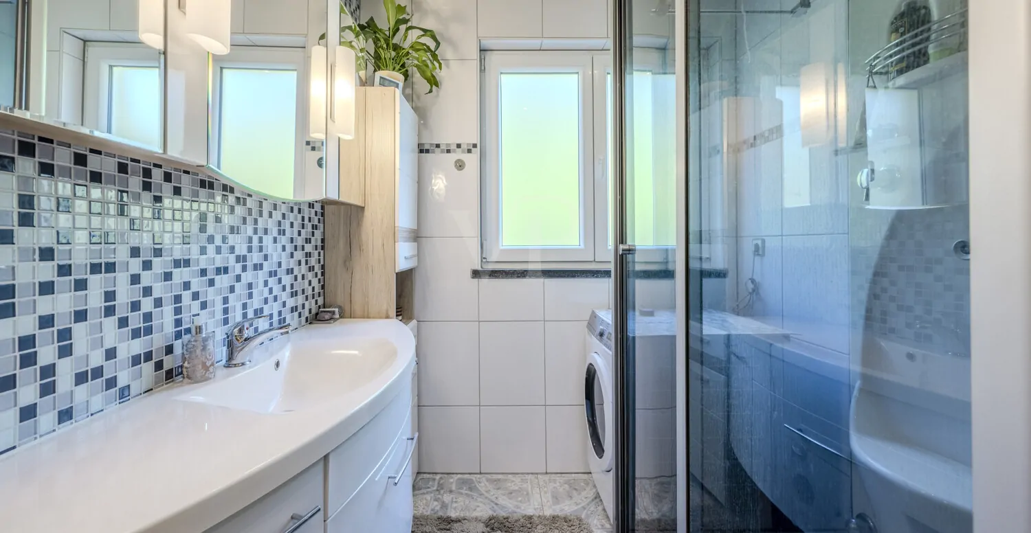Badezimmer mit Welnessdusche und Waschmaschinenanschluss