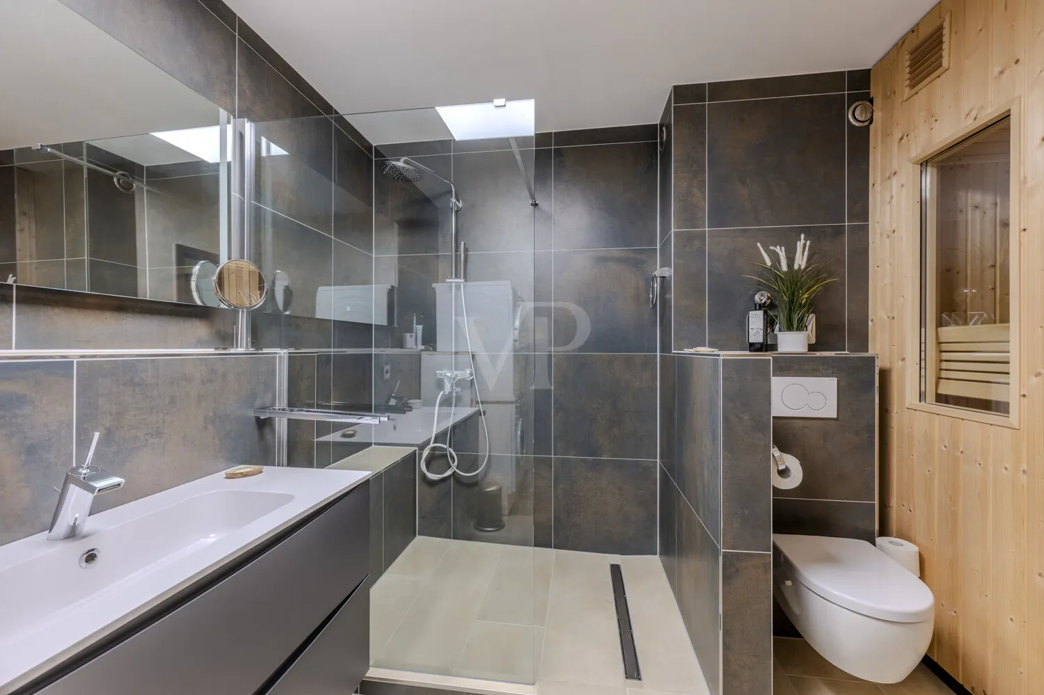 Modernisierte 2-Zimmer-Wohnung mit großer Südterrasse, Sauna, Whirlpool und Tiefgaragenstellplatz - Photo 5