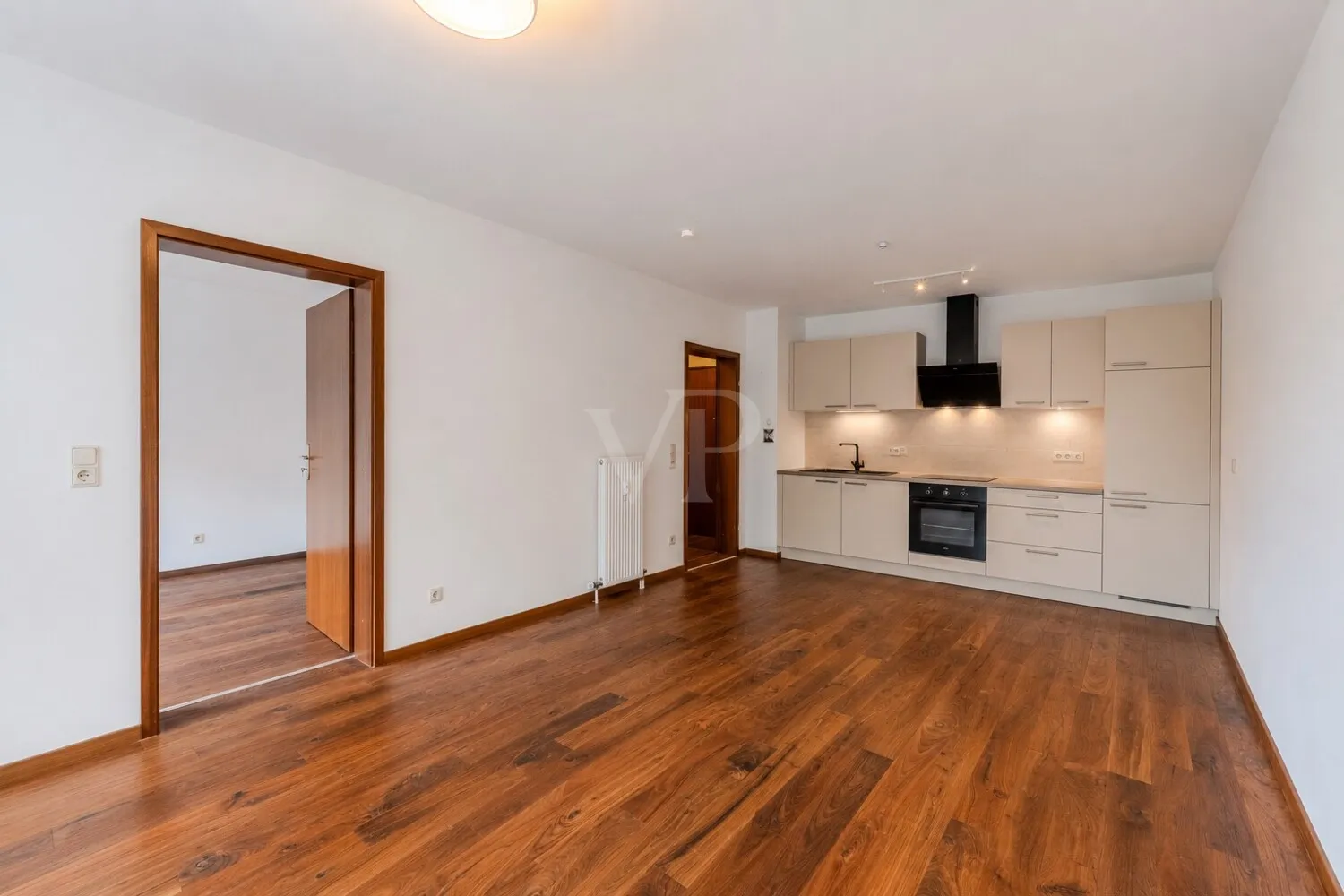 Modernisierte 2-Zimmer-Wohnung mit großer Südterrasse, Sauna, Whirlpool und Tiefgaragenstellplatz - Photo 2