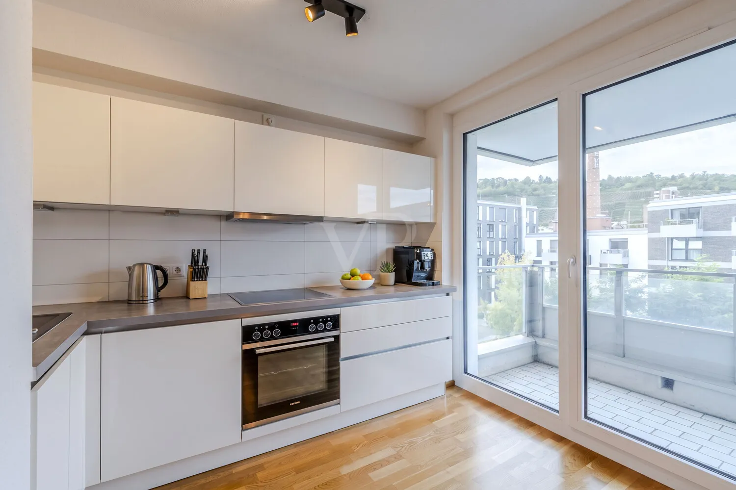 Offene Küche mit Zugang zum Balkon