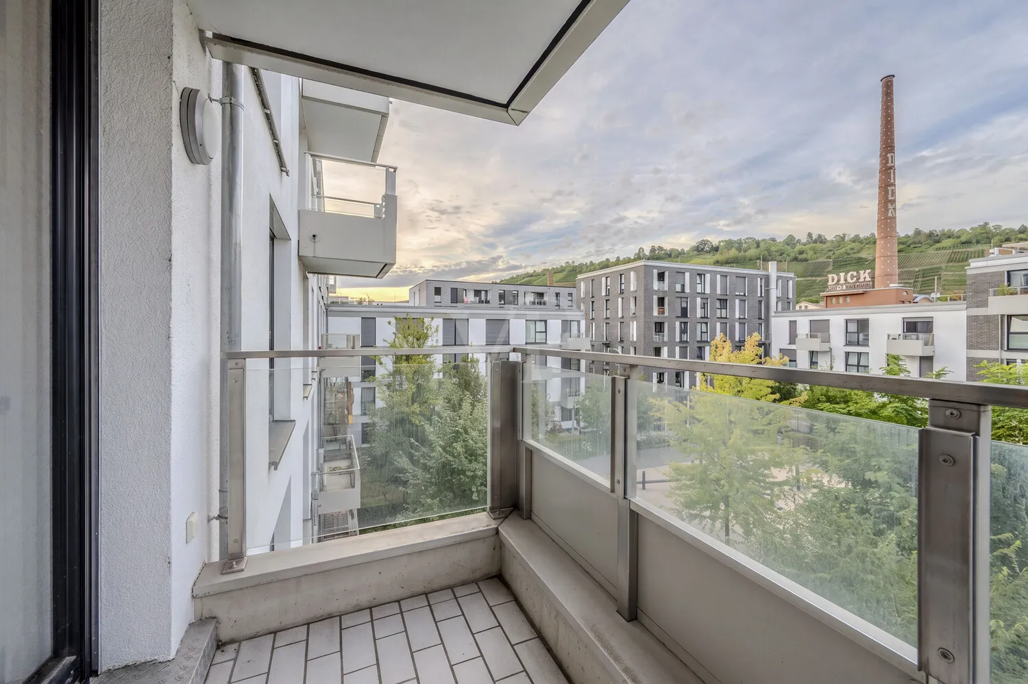 Überdachter Balkon mit Sicht in den Innenhof