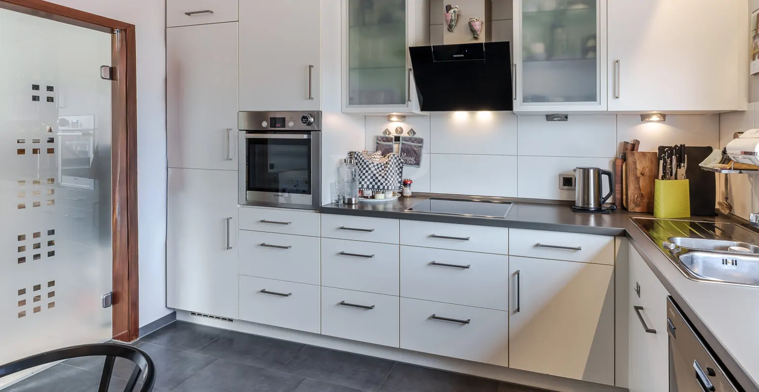 Moderne Hochglanz-Küche