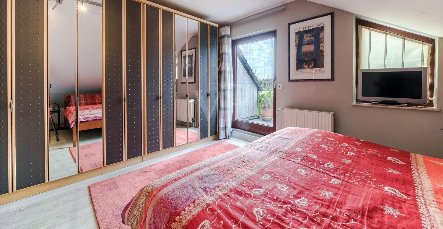 Geräumiges Schlafzimmer mit Durchgang zum Balkon
