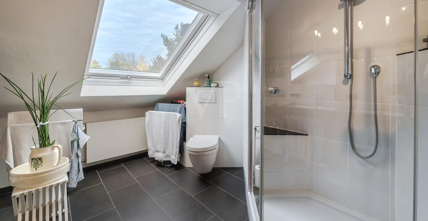 Lichtdurchflutetes Badezimmer