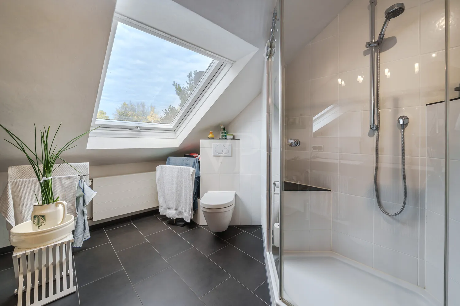 Lichtdurchflutetes Badezimmer