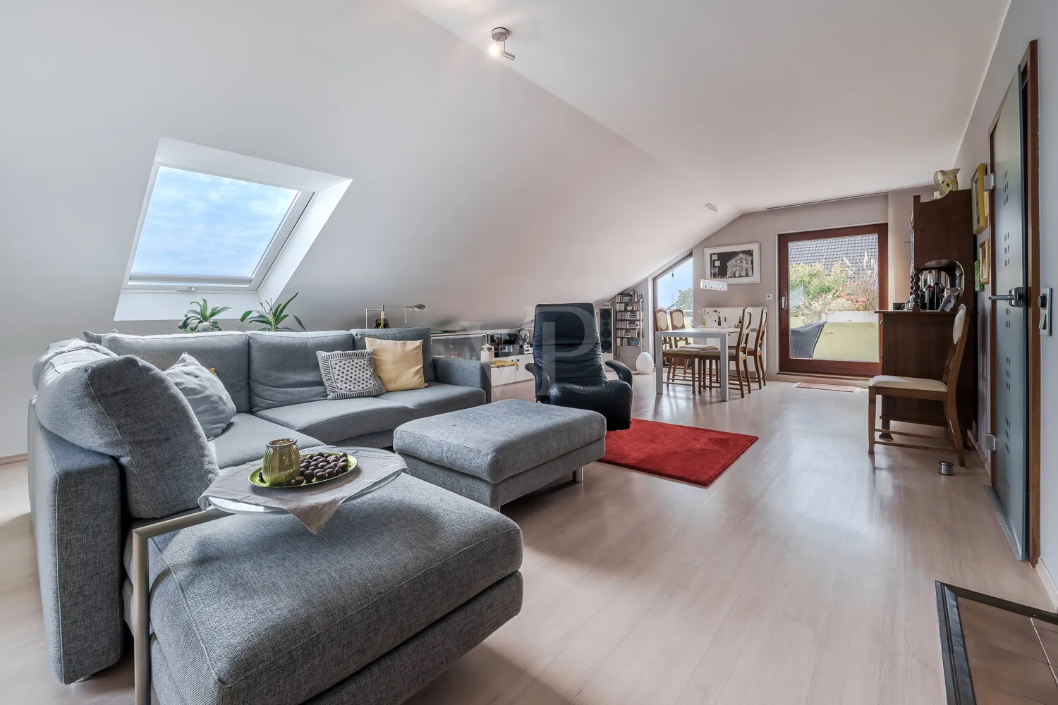 Geräumiger Wohn- und Essbereich