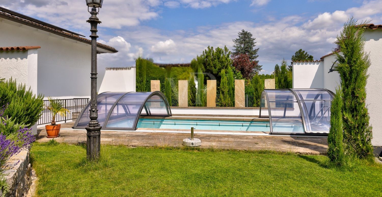 Schwimmbecken