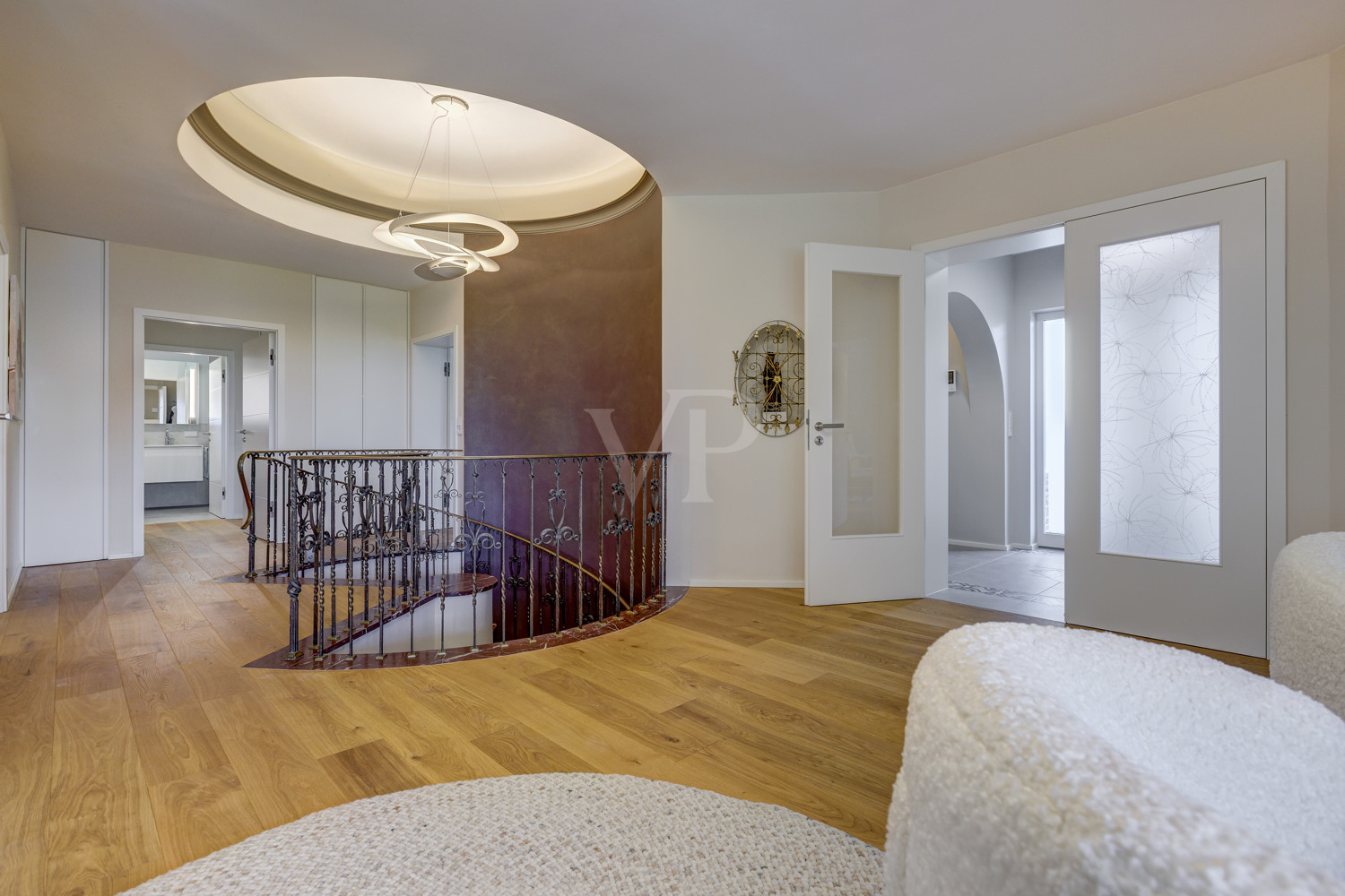 Elegantes Entrée mit stilvoller Treppe