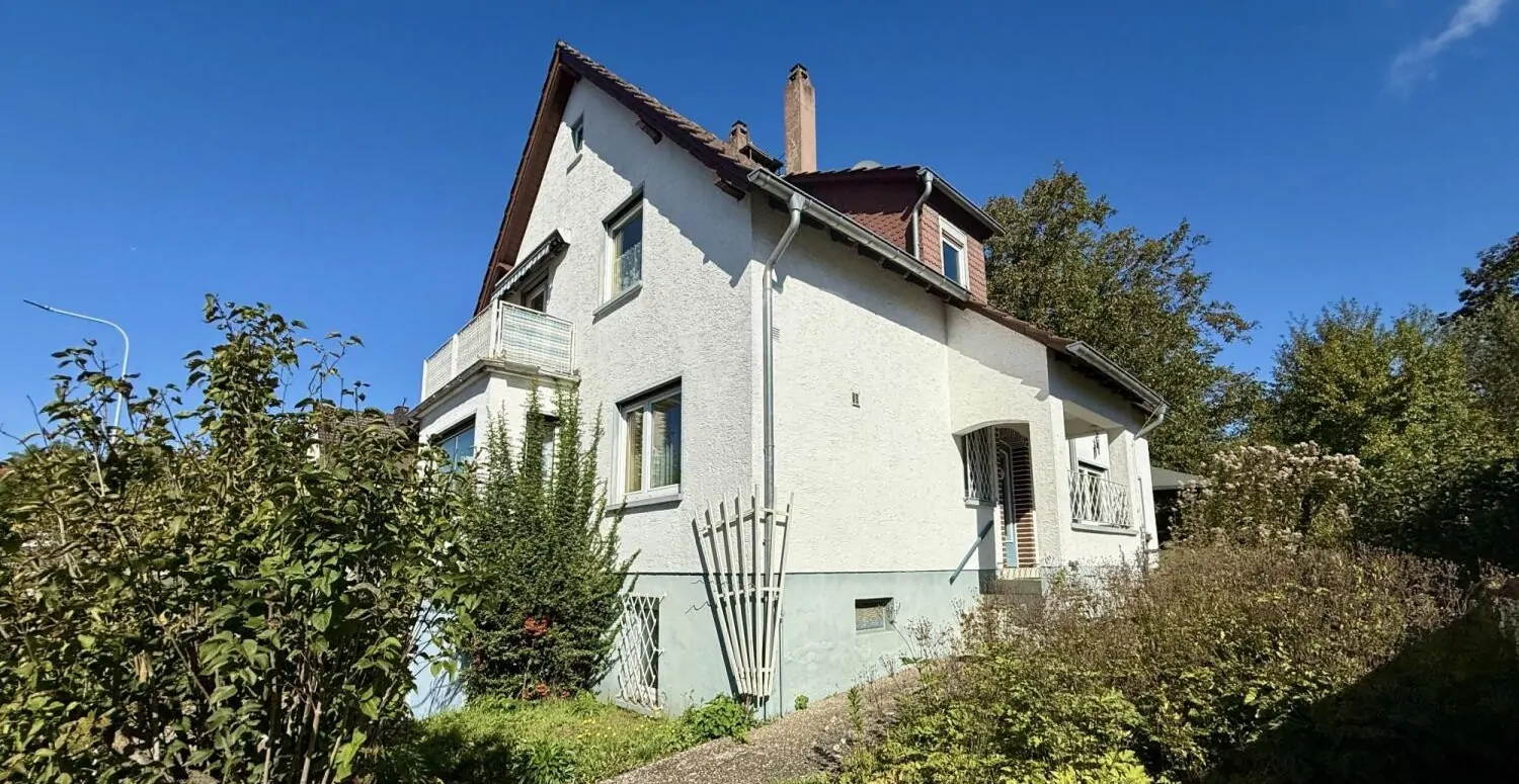 Charmantes Zweifamilienhaus in zentraler Lage mit zusätzlichem Pachtland