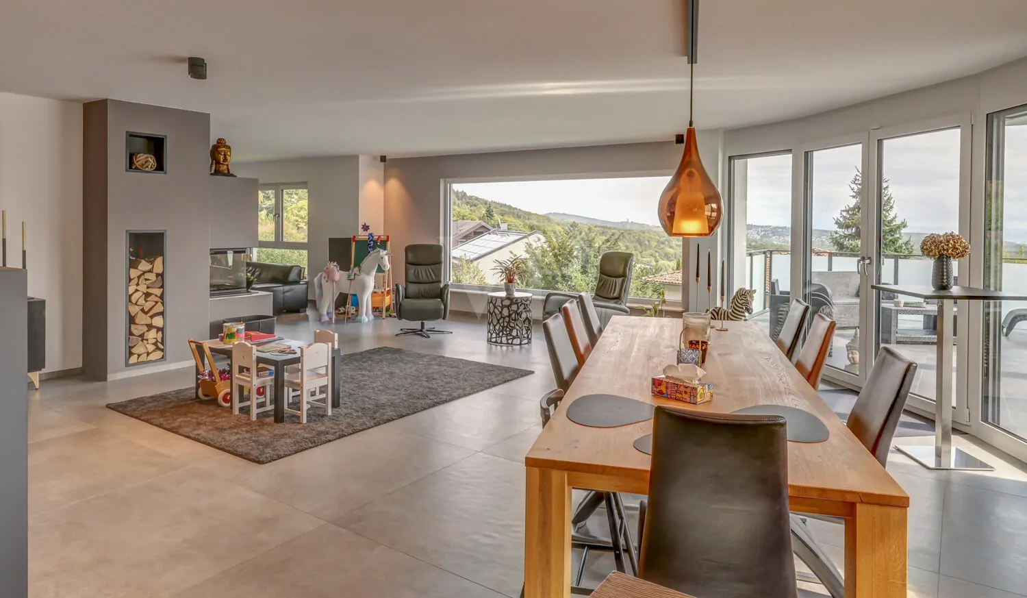 Essbereich mit Blick in den Wohnsaal