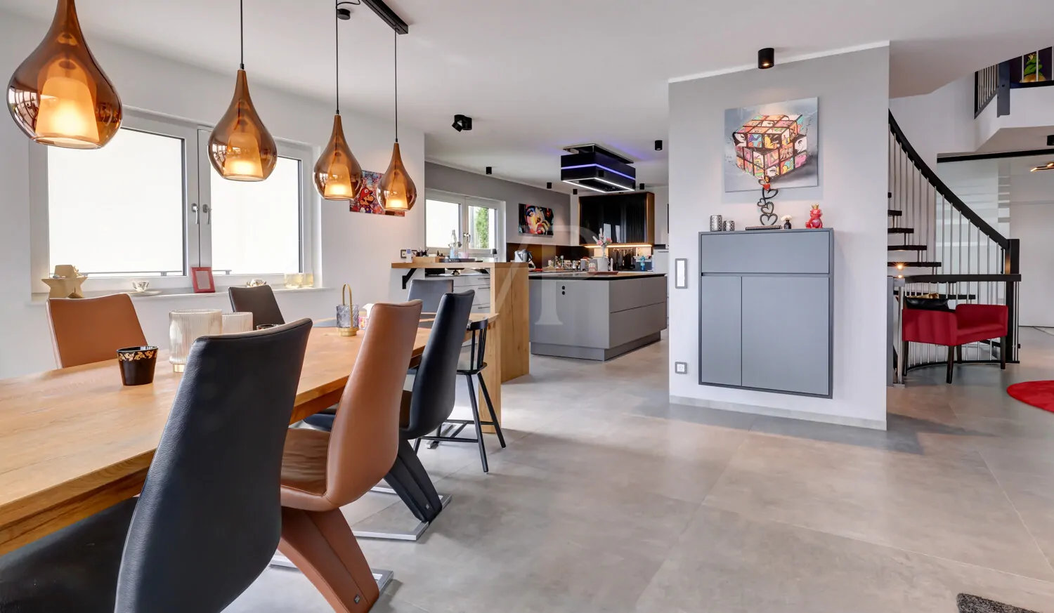 Blick vom Essbereich in die Diele und in die Küche