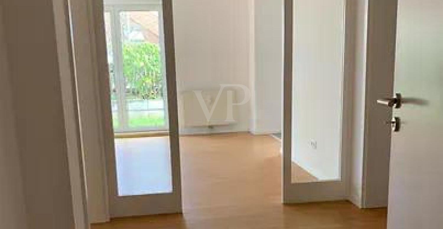 Schöne 3 Zi - Wohnung mit überdachter Terrasse und Gartenanteil
