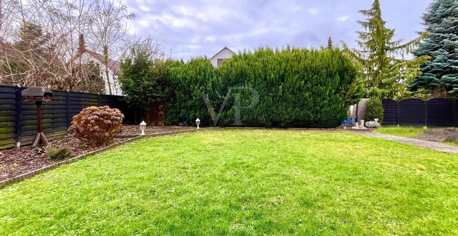 Freistehendes Zweifamilienhaus mit großem Garten und viel Potential in Flörsheim