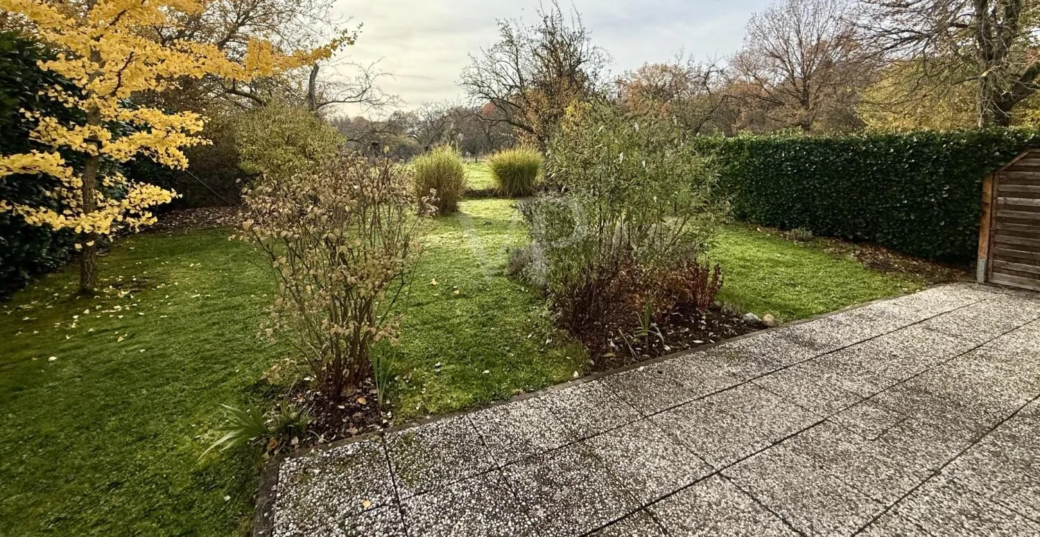Wohnen wie im eigenen Haus mit grandiosem Garten