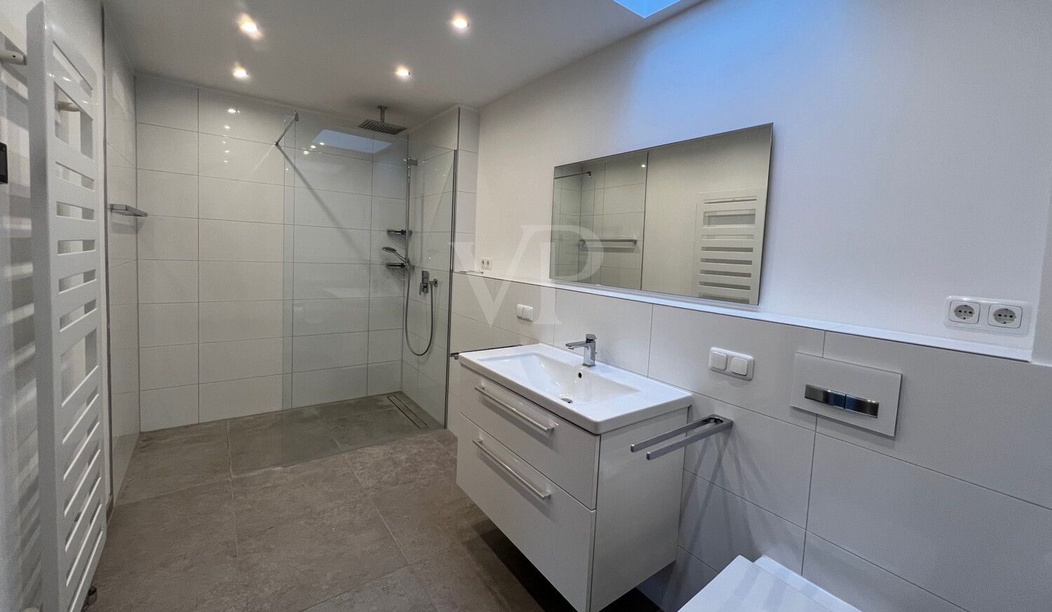 Modernes Badezimmer