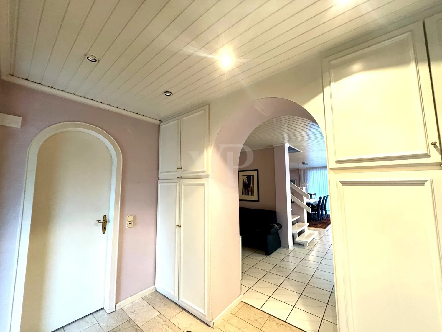 Sonnenverwöhntes Einfamilienhaus mit viel Platz und Privatsphäre in Flörsheim - Wicker