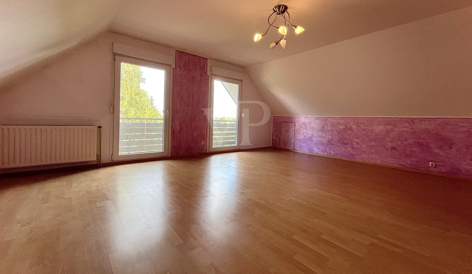 Geräumiges Zimmer mit Balkon