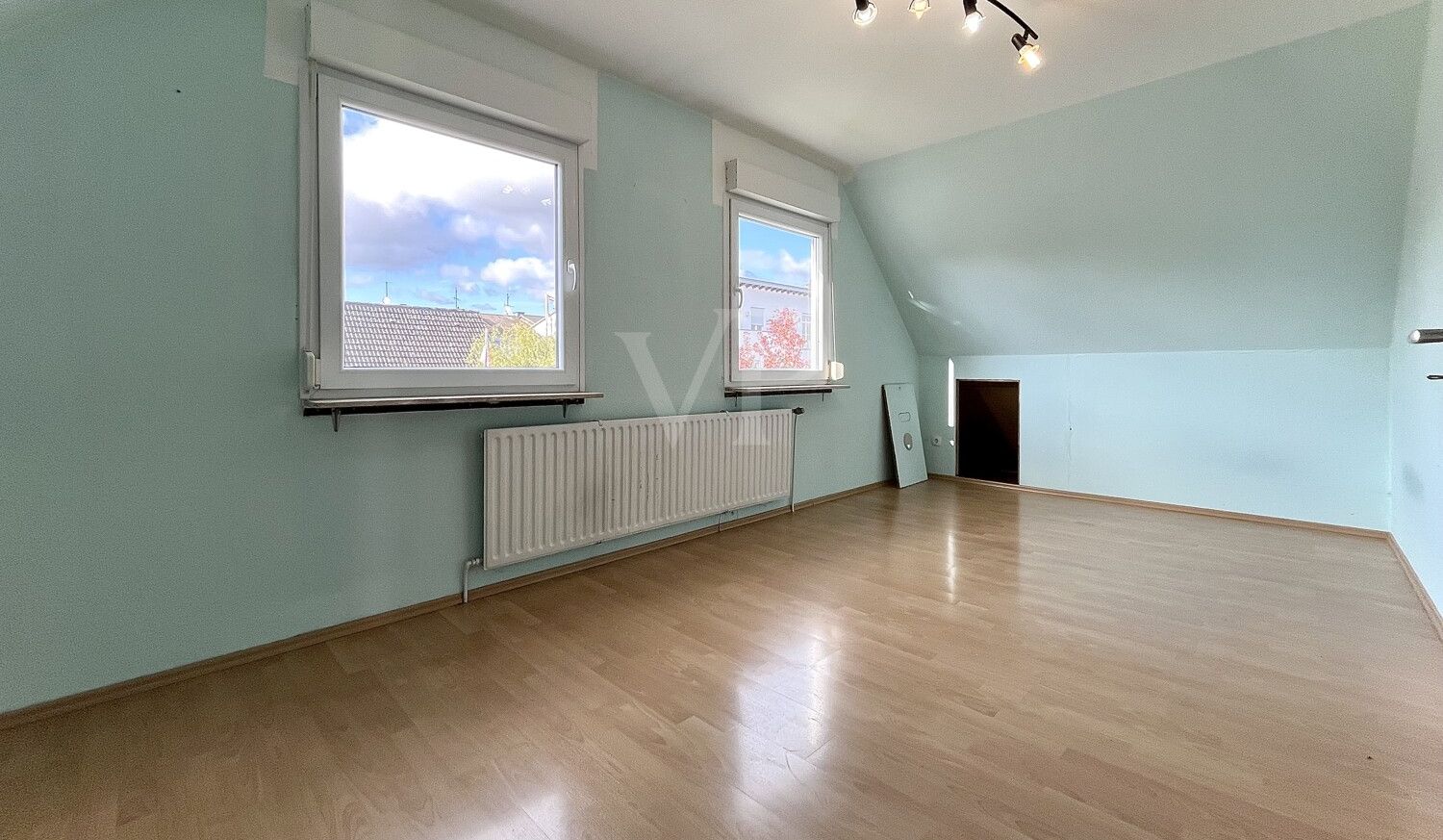 Lichtdurchflutetes Zimmer