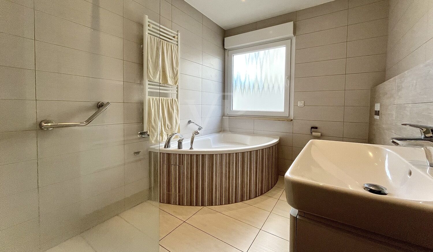 Modernes Badezimmer