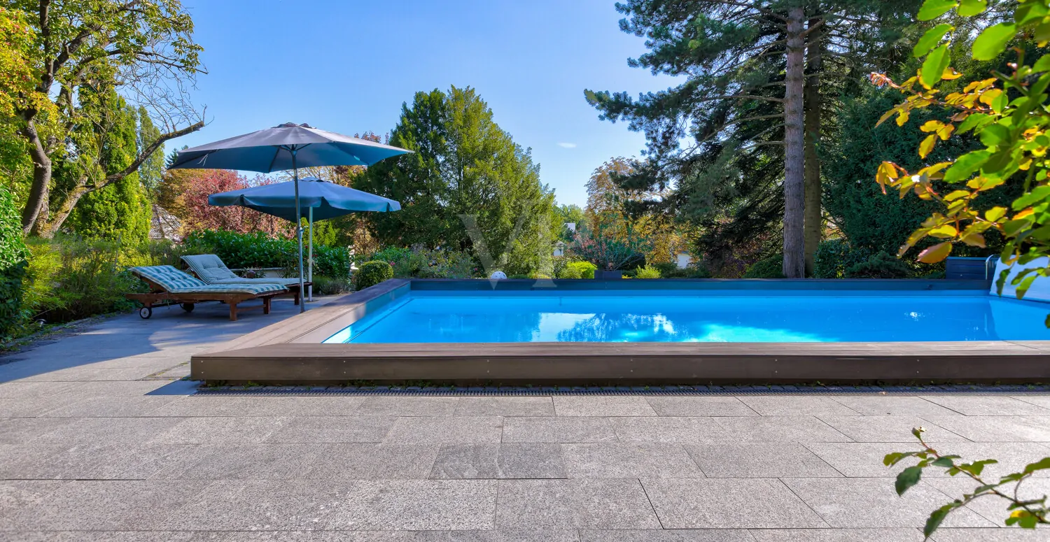 Großzügiger Terrassenbereich mit Pool