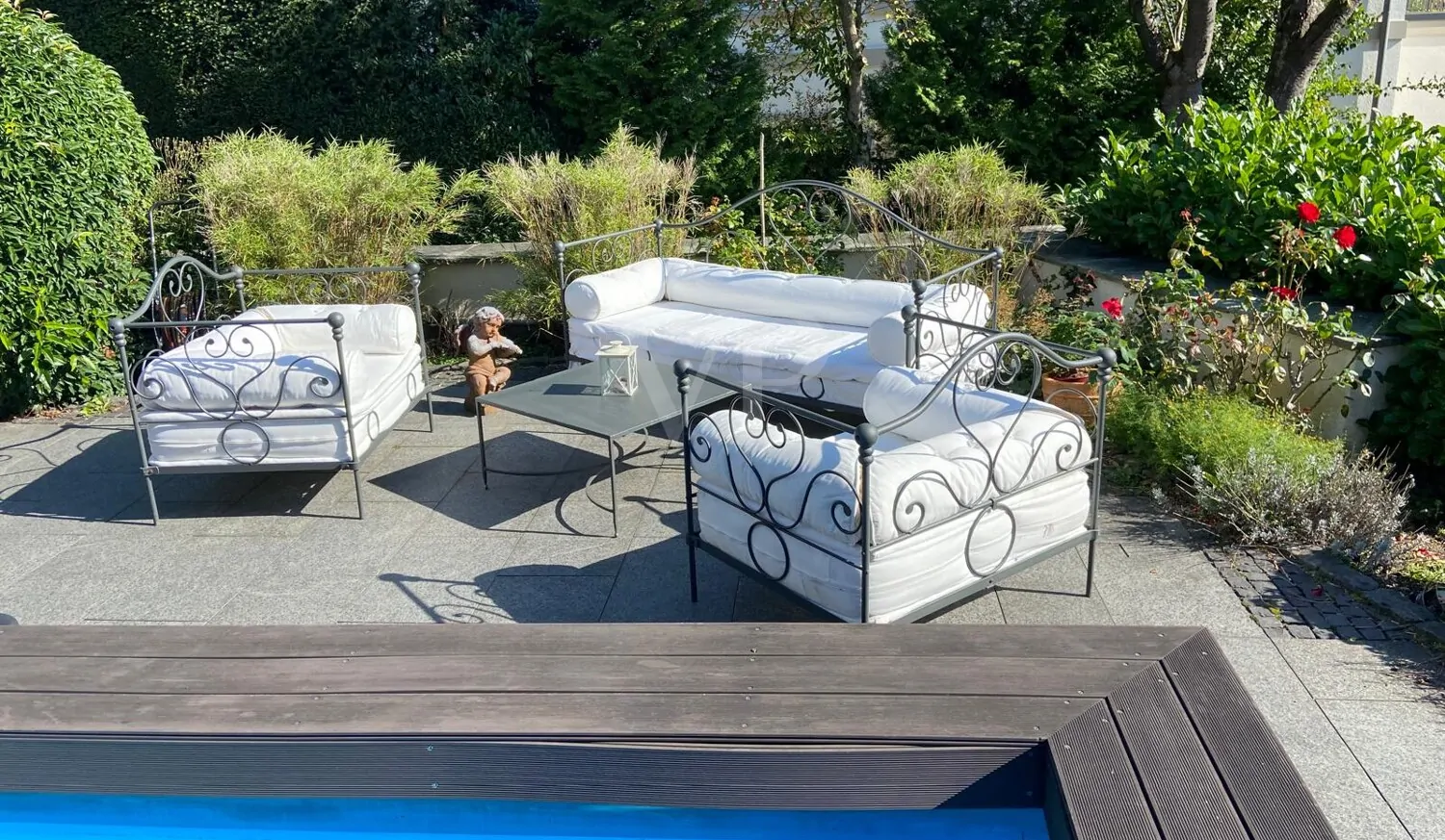 Terrassenbereich mit großzügigem Pool