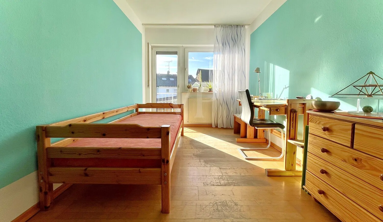 Lichtdurchflutetes Schlafzimmer