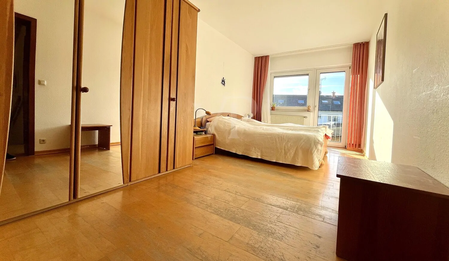 Großzügiges Schlafzimmer